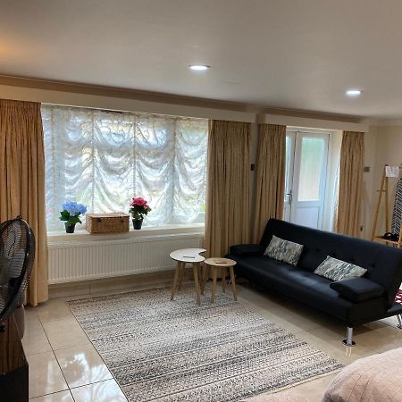 Studio Flat Gants Hill With Free Parking Redbridge kerület Kültér fotó