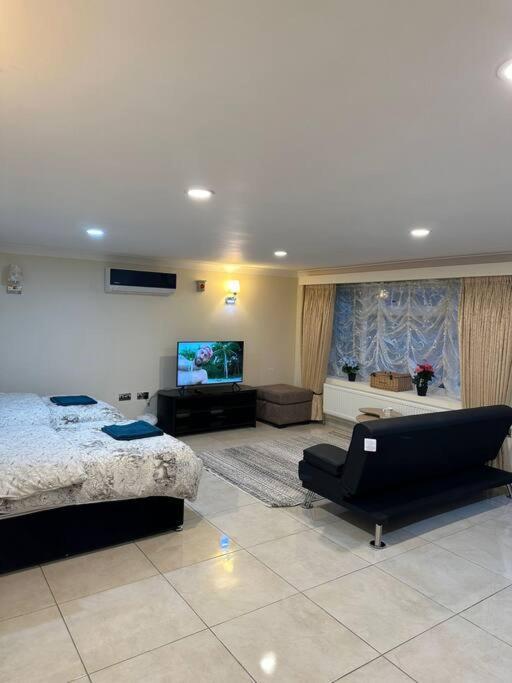 Studio Flat Gants Hill With Free Parking Redbridge kerület Kültér fotó