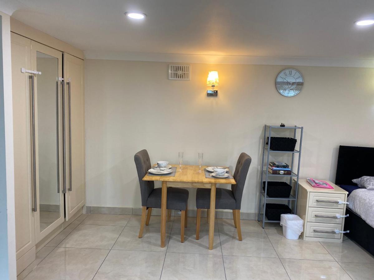 Studio Flat Gants Hill With Free Parking Redbridge kerület Kültér fotó