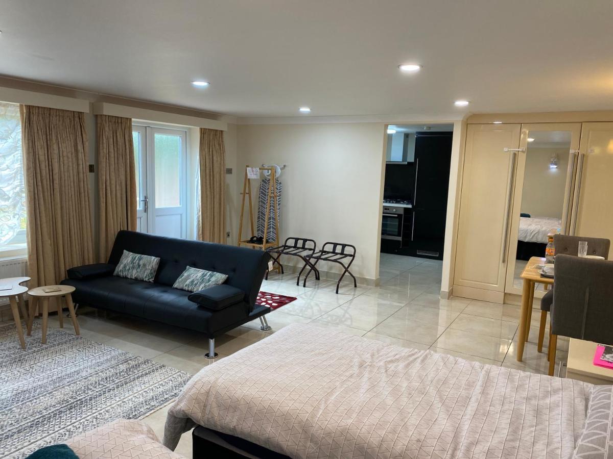 Studio Flat Gants Hill With Free Parking Redbridge kerület Kültér fotó