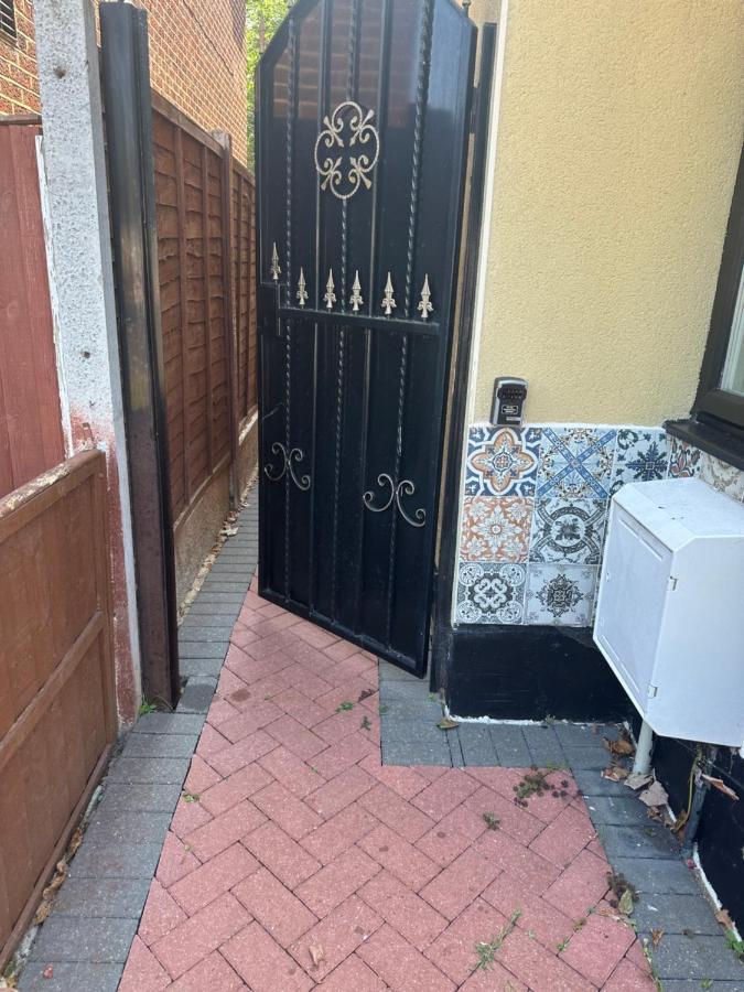 Studio Flat Gants Hill With Free Parking Redbridge kerület Kültér fotó
